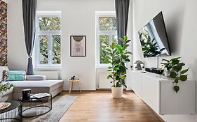 Cozy, Generous City Apartment - 10 Min To City-Centre - Contactless 24H Check-In